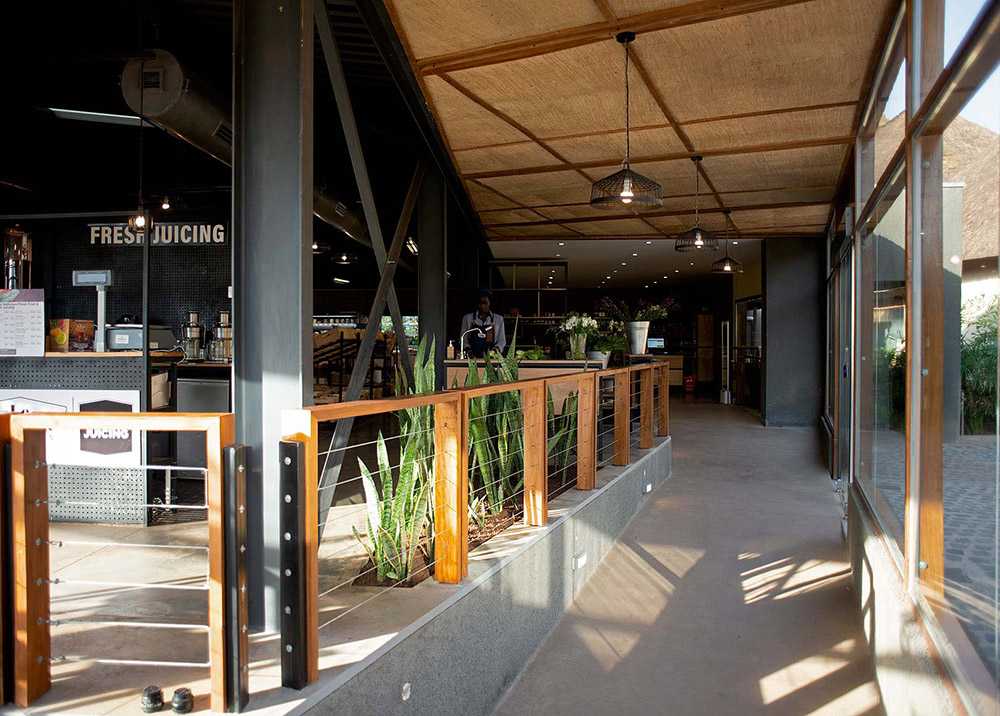 Interior restaurant wood and steel