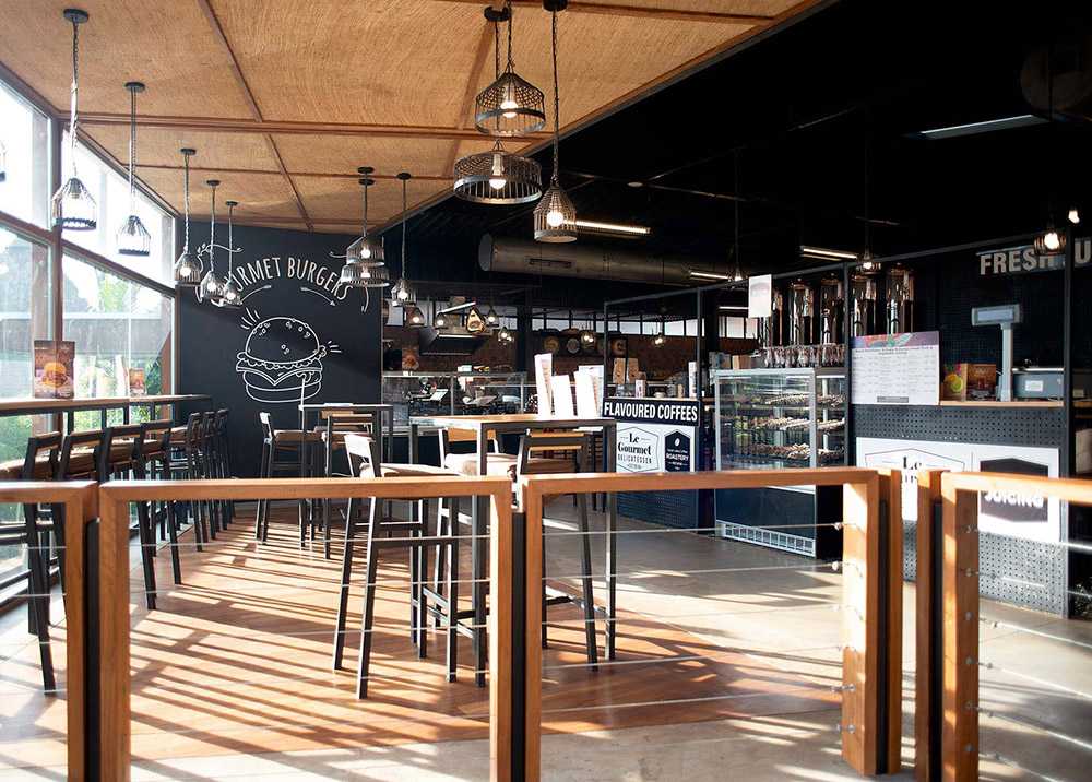 Interior restaurant wood and steel