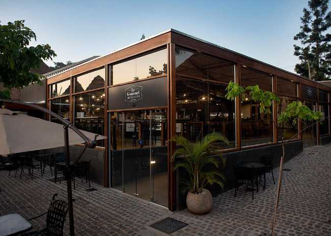 Interior restaurant wood, steel and glass