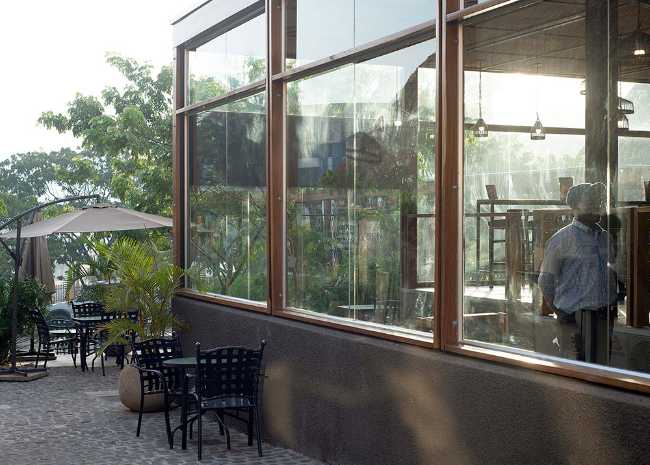Interior restaurant wood, steel and glass
