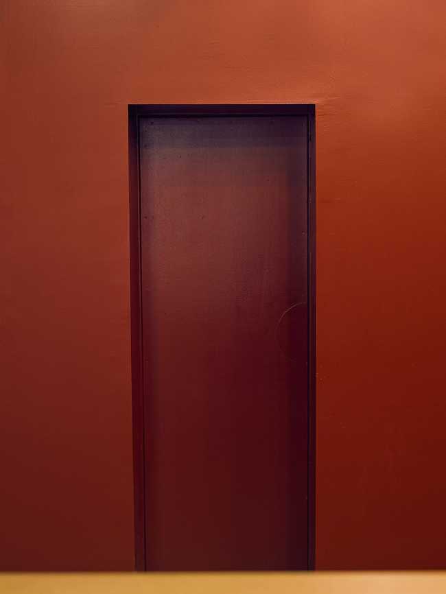 Porta e parete rosse