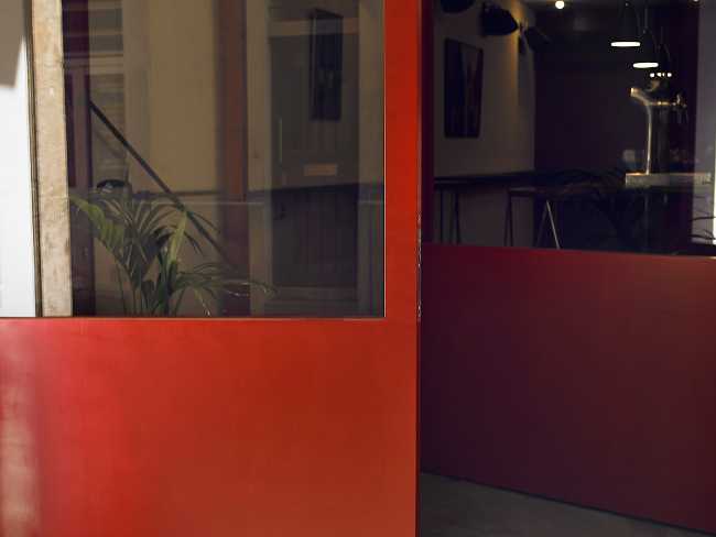 Porta e parete rosse