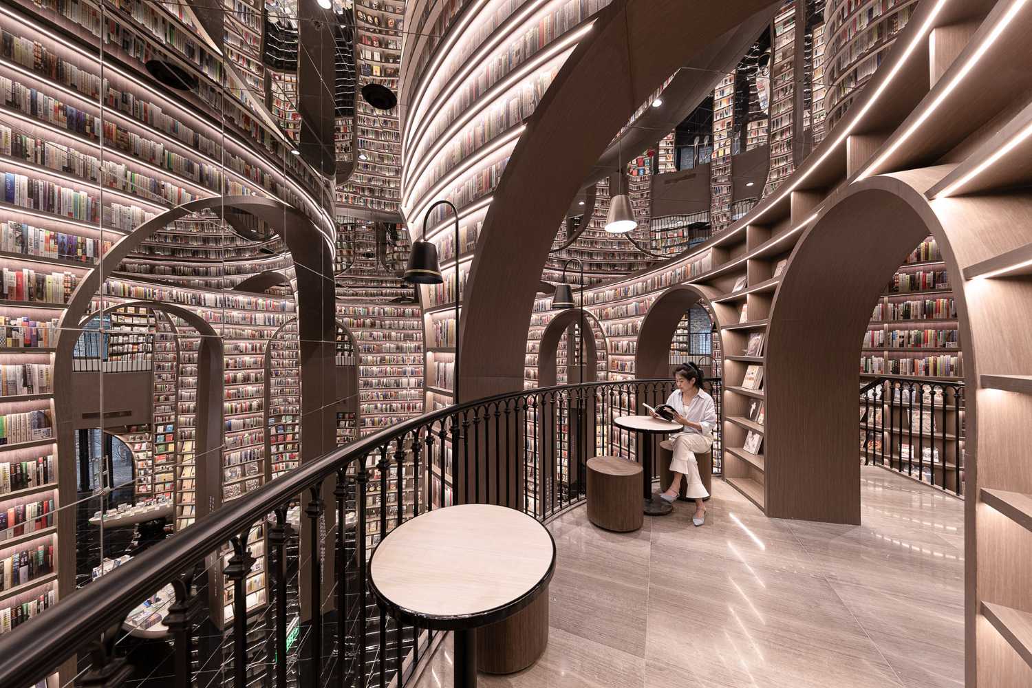 Librairie comme une forêt de bambous en Chine. Étagères entrelacées comme un mur construit avec de la culture historique