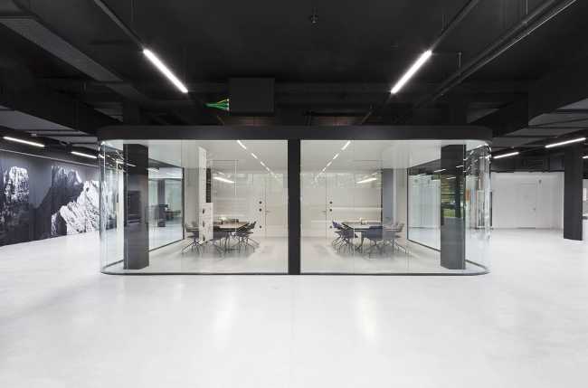 sede aziendale Durst facciata rivestimento pannelli alluminio ingresso vetro