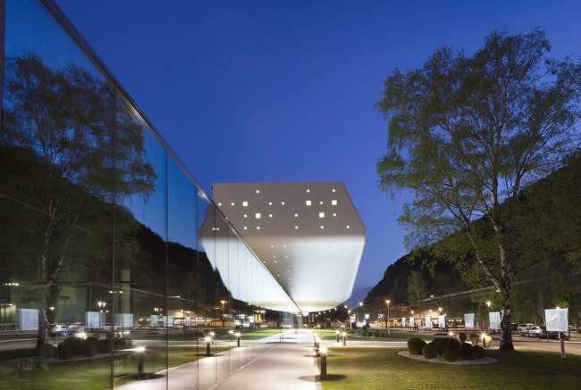 sede aziendale Durst facciata rivestimento pannelli alluminio facciata vetro continua