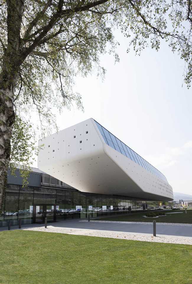 sede aziendale Durst facciata rivestimento pannelli alluminio facciata vetro continua