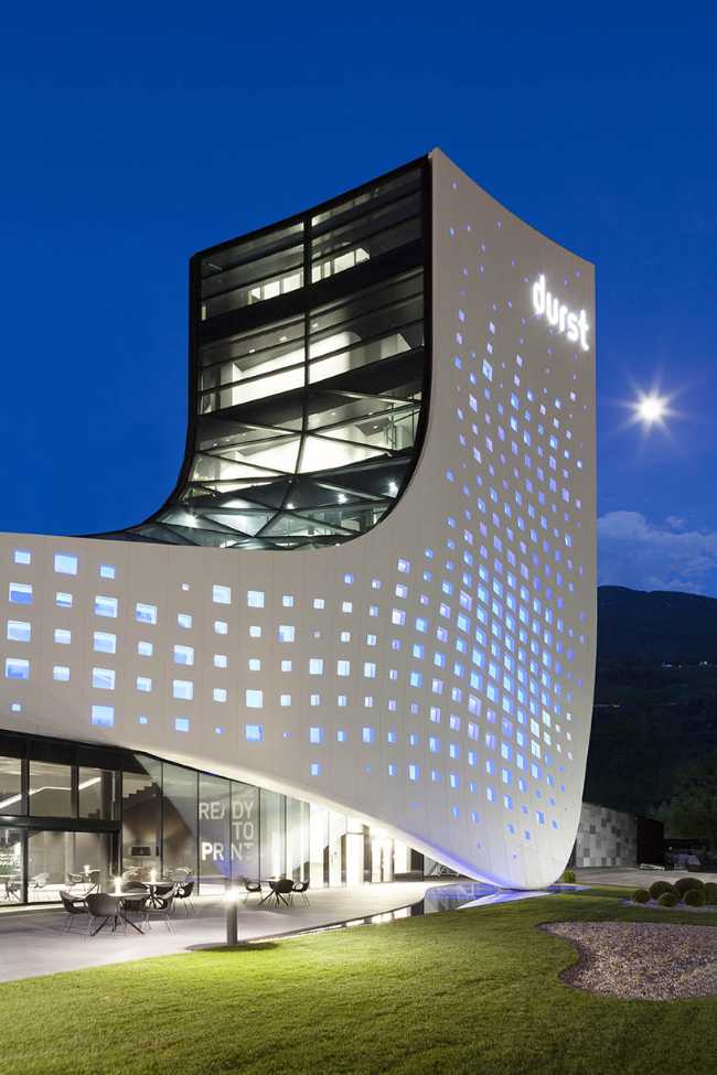 sede aziendale Durst facciata rivestimento pannelli alluminio illuminazione led
