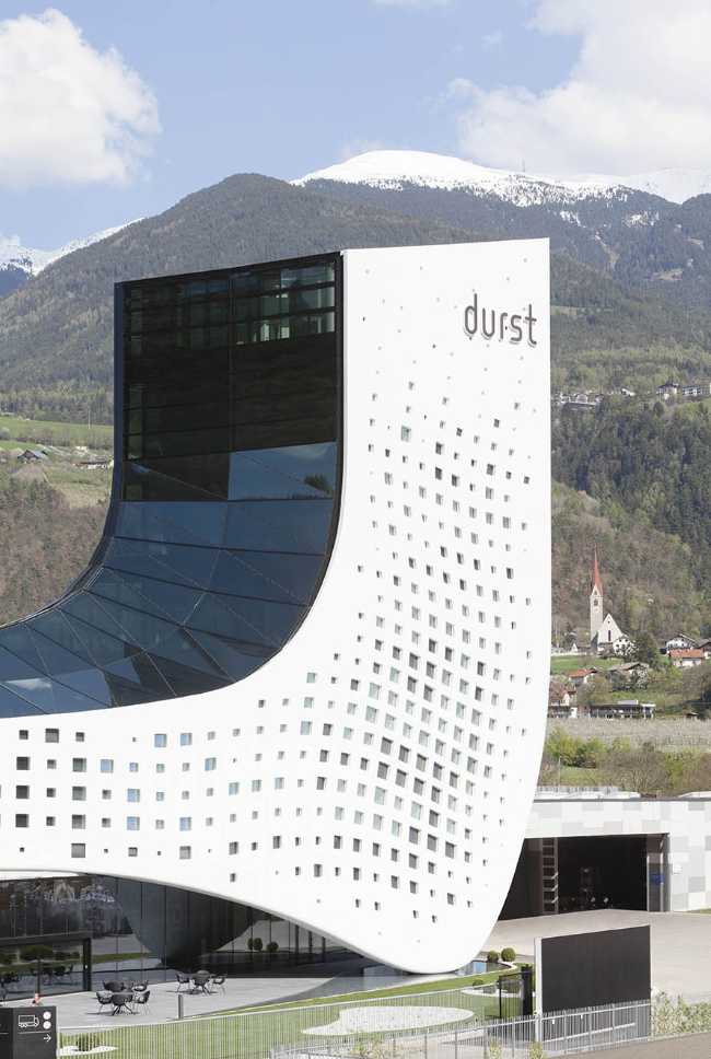 sede aziendale Durst facciata rivestimento pannelli alluminio illuminazione led