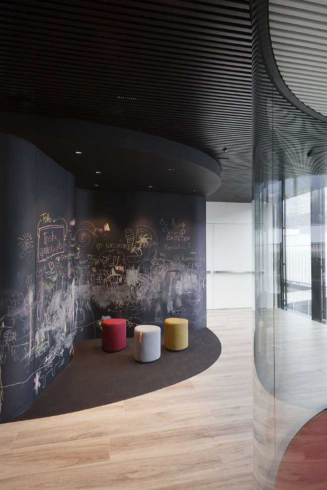 sede aziendale Durst facciata uffici pareti vetrate