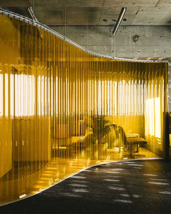 Plexiglass arancione curvo