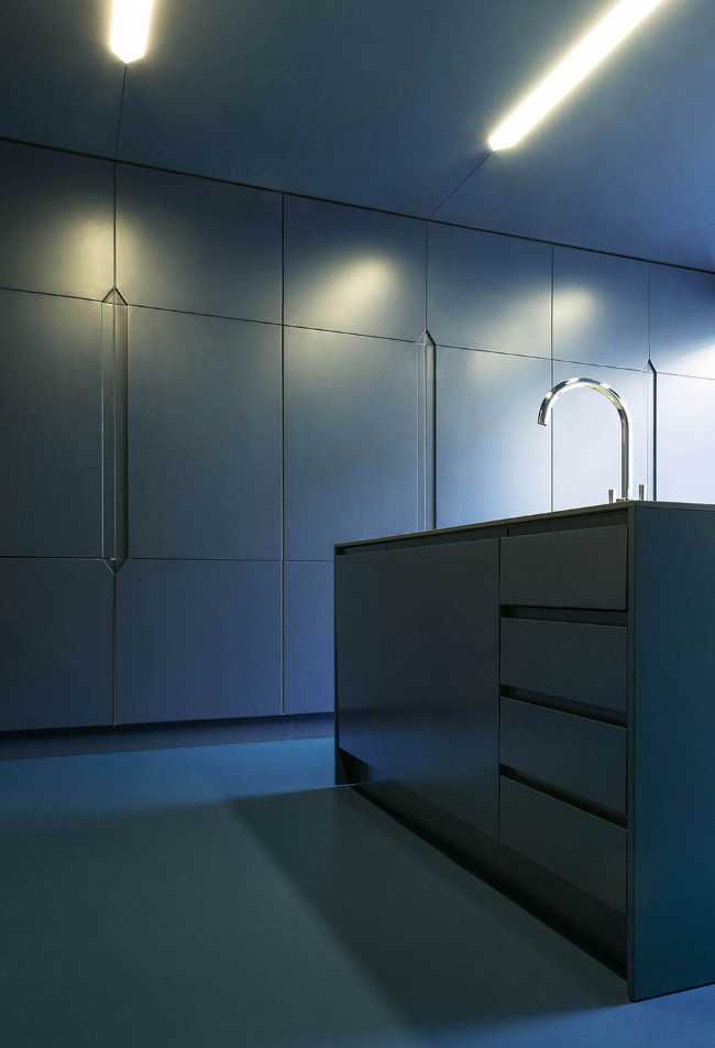 cucina blocchi nascosti blu pavimento cemento