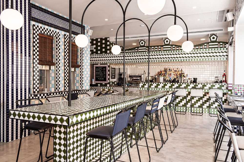 bar asientos taburete madera revestimiento pared azulejos tapizado
