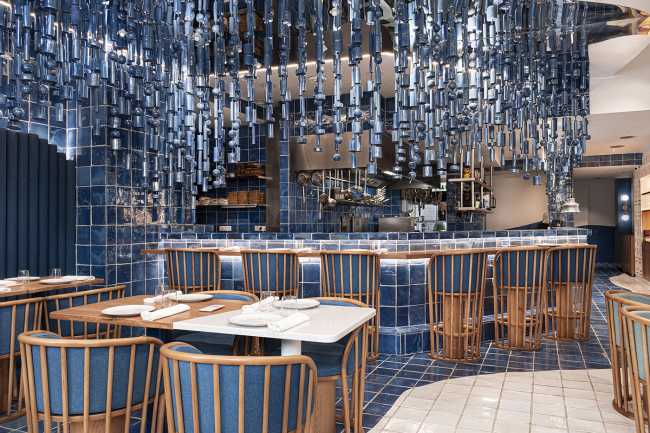 carrelage mural du restaurant comptoir sièges de bar en bois bleu