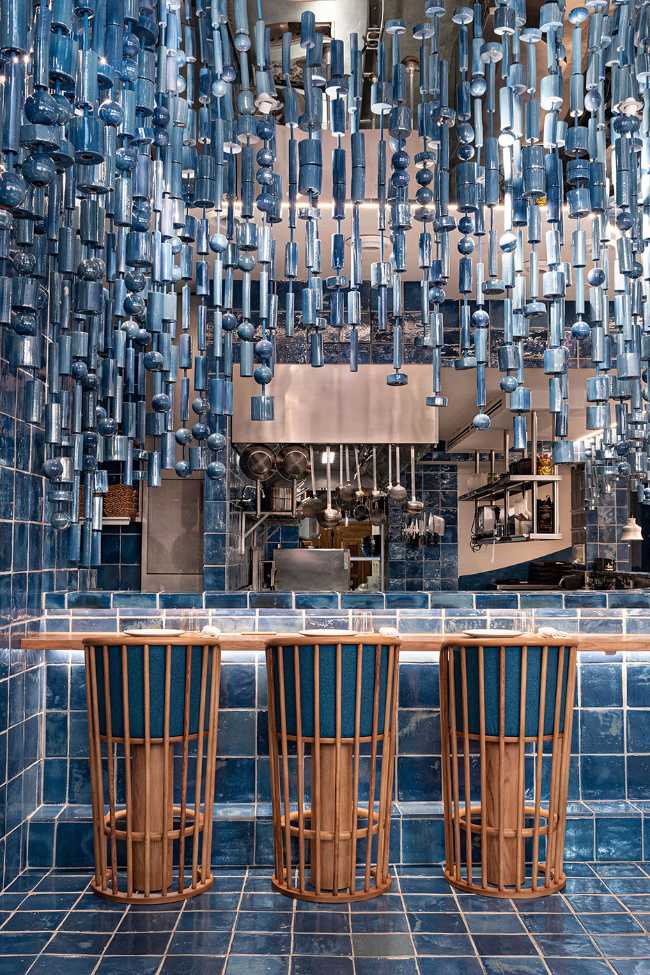 tables de bar en bois carrelées