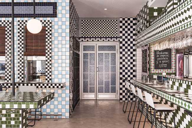 arrelage mural bicolore de restaurant