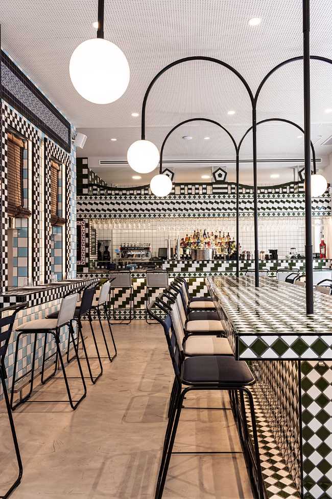 arrelage mural bicolore de restaurant