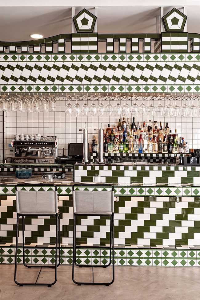 arrelage mural bicolore de restaurant