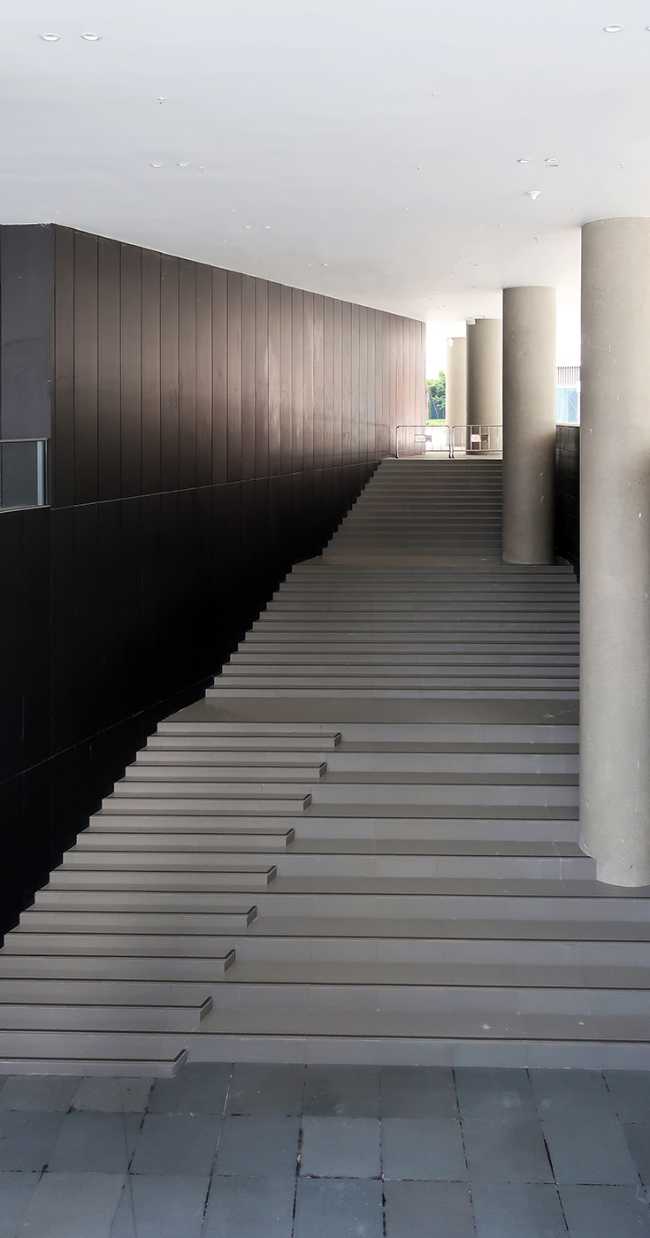 museo chino barrio arte fachada escalera