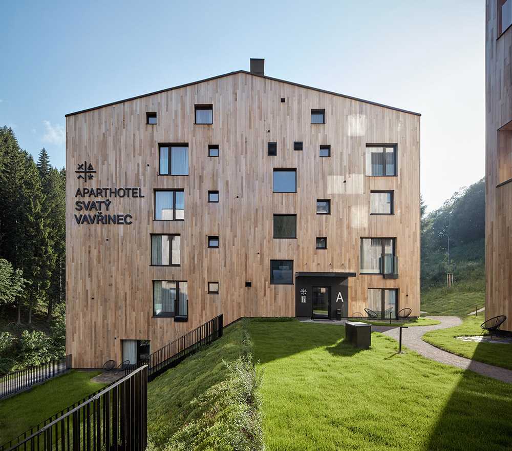 Complejo residencial revestido en madera.