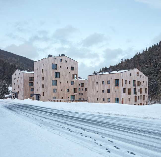 Complejo residencial revestido en madera.