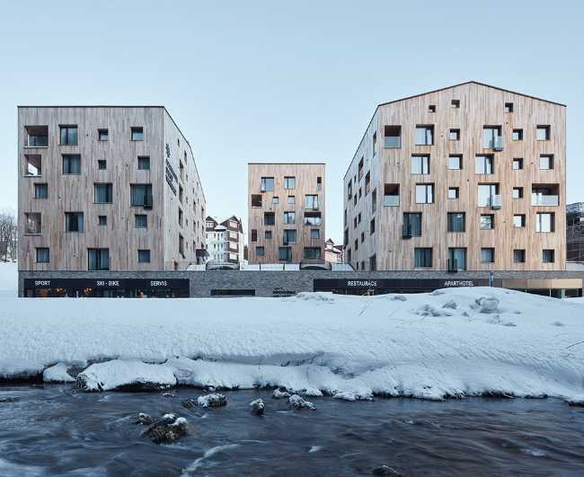 Complejo residencial revestido en madera.