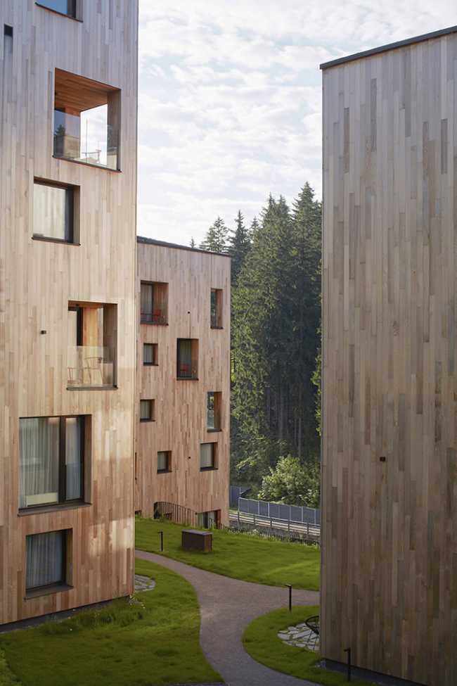 Complejo residencial revestido en madera.