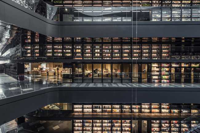 Étagère Lafonce Maxone avec des livres