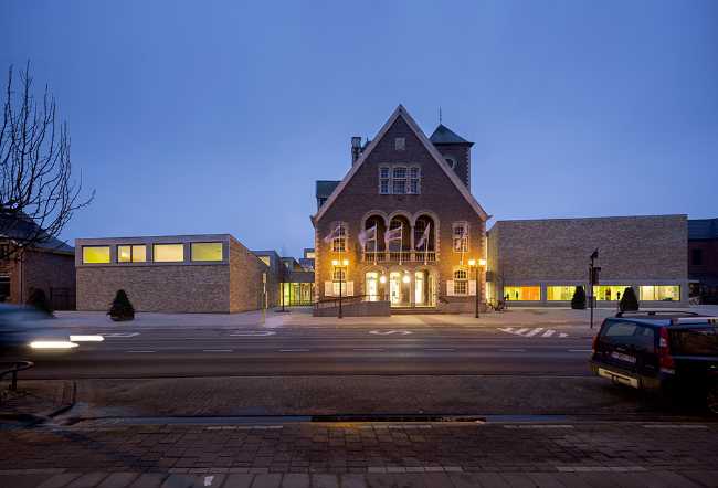 Municipio histórico Bonheiden con iluminación nocturna