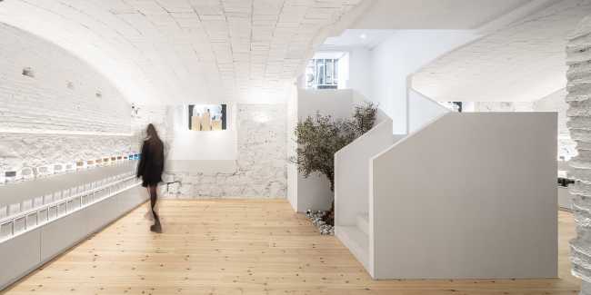 Carner Barcelona Perfumery piso de madera y expositor