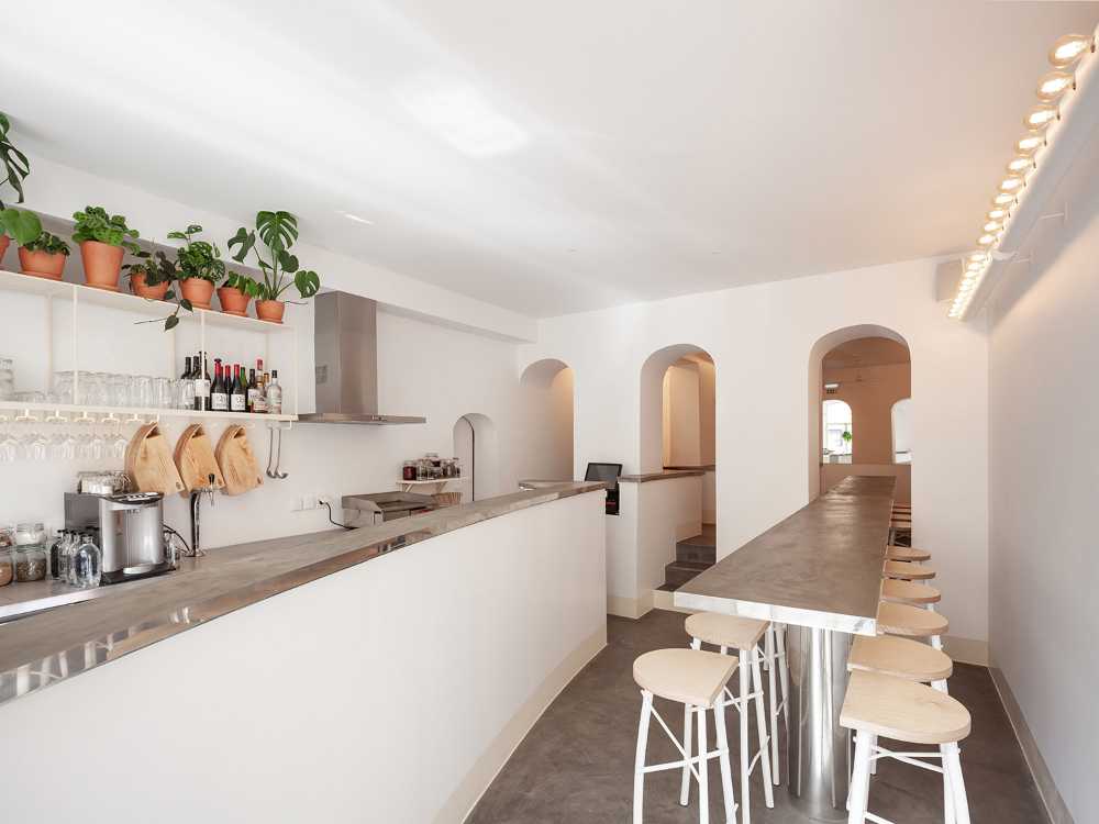 Bancone di una caffetteria e un lungo tavolo