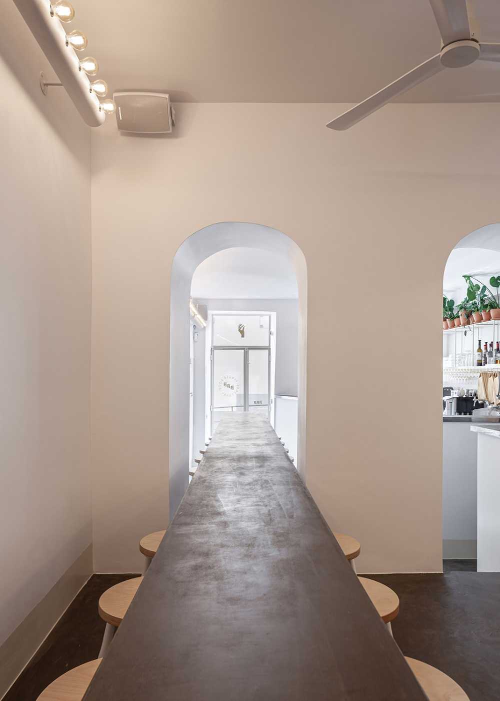 Bancone di una caffetteria e un lungo tavolo