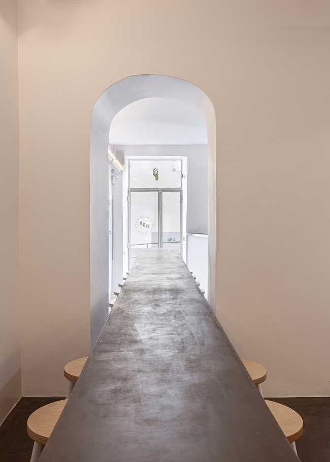 Interno con lungo tavolo