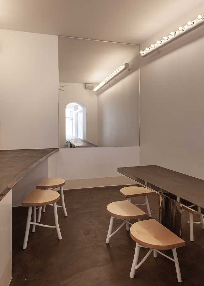 Interni con sgabelli