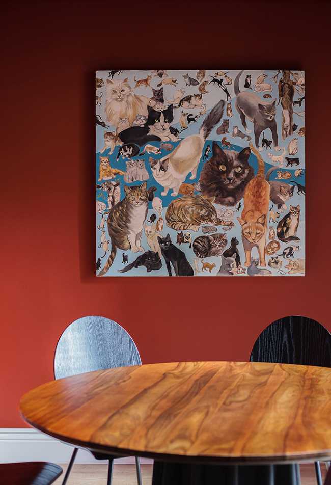 Pared roja y cuadro contemporáneo