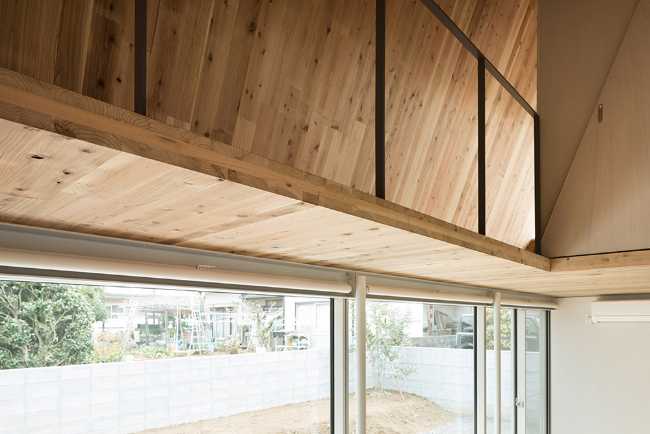 Ricca trama in legno e prisma triangolare per un'abitazione familiare