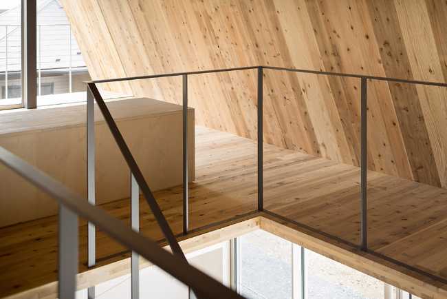 Ricca trama in legno e prisma triangolare per un'abitazione familiare