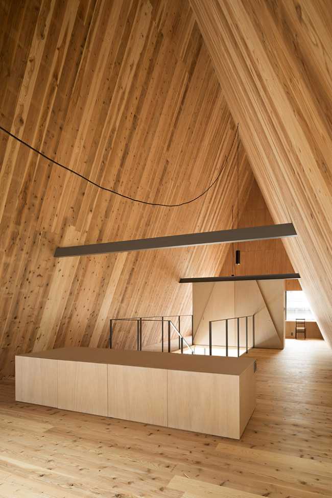 Ricca trama in legno e prisma triangolare per un'abitazione familiare