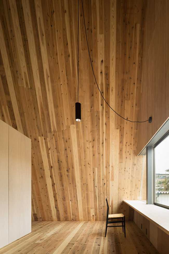 Ricca trama in legno e prisma triangolare per un'abitazione familiare