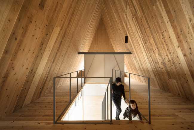 Ricca trama in legno e prisma triangolare per un'abitazione familiare