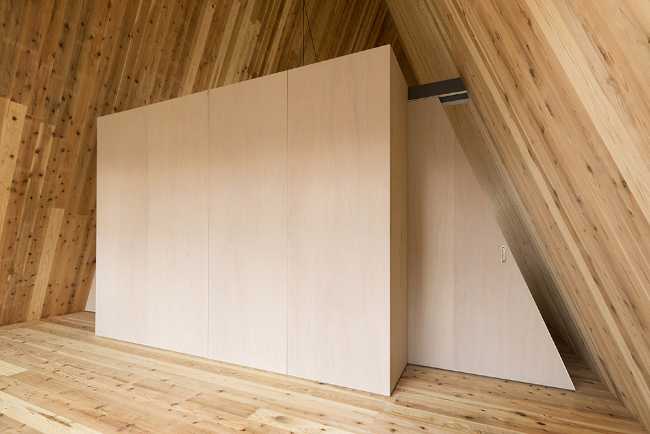 Ricca trama in legno e prisma triangolare per un'abitazione familiare