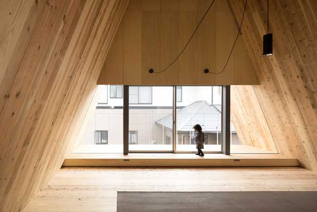 Ricca trama in legno e prisma triangolare per un'abitazione familiare