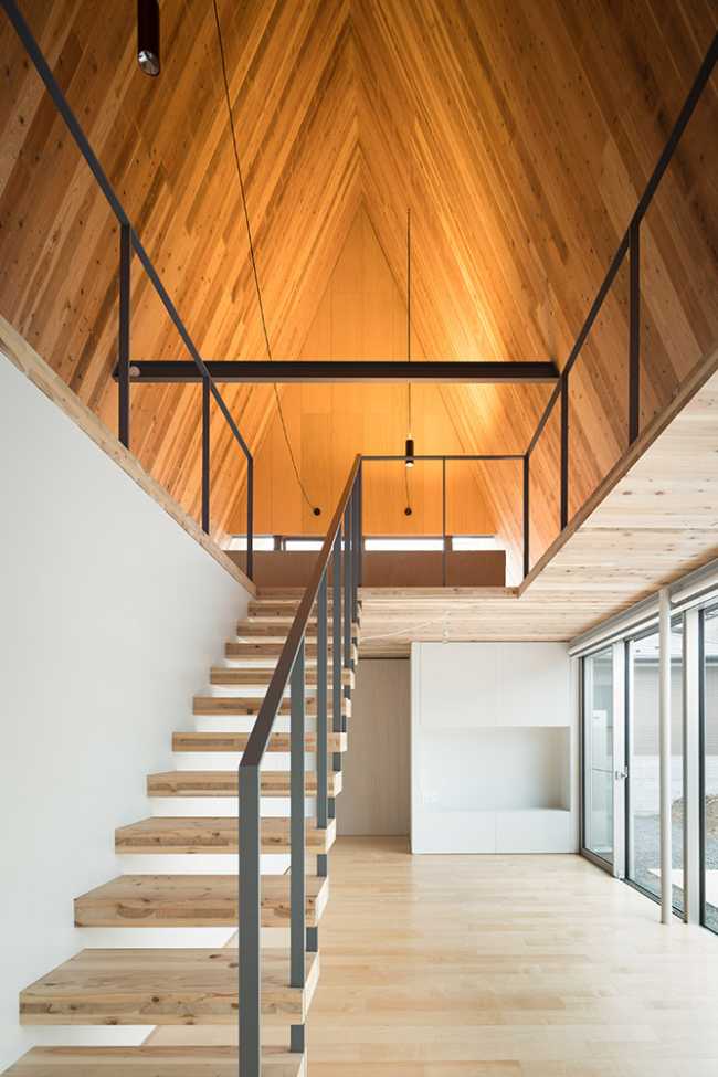 Ricca trama in legno e prisma triangolare per un'abitazione familiare