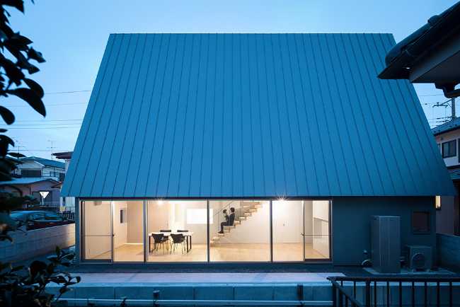 Ricca trama in legno e prisma triangolare per un'abitazione familiare