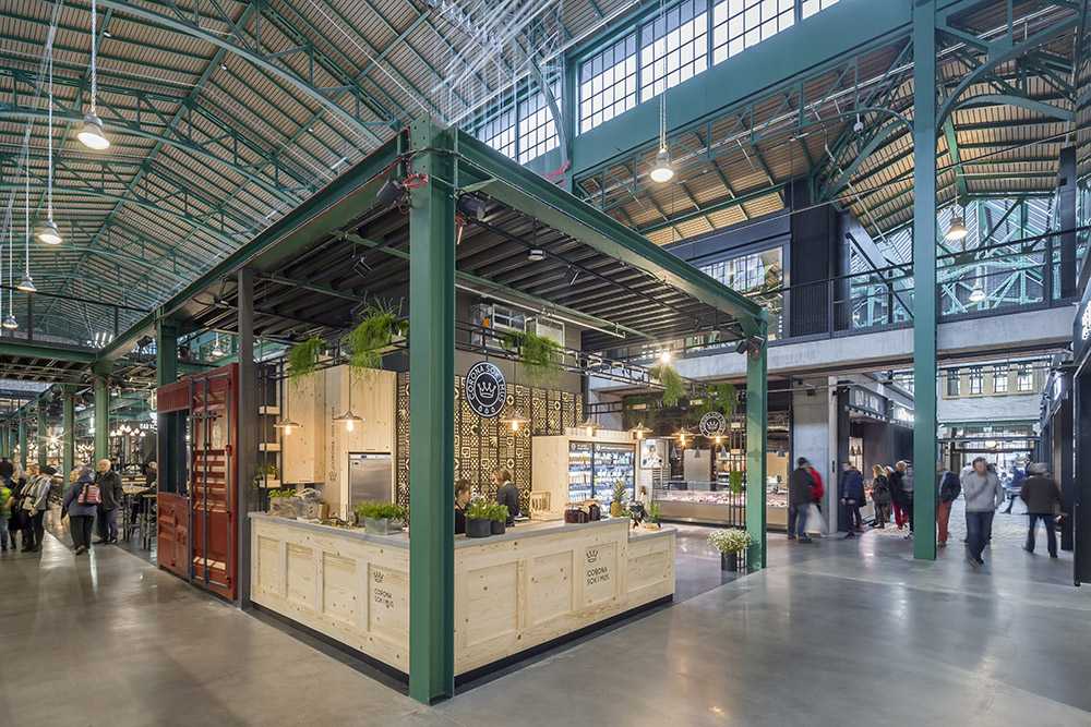 Covered market with bar