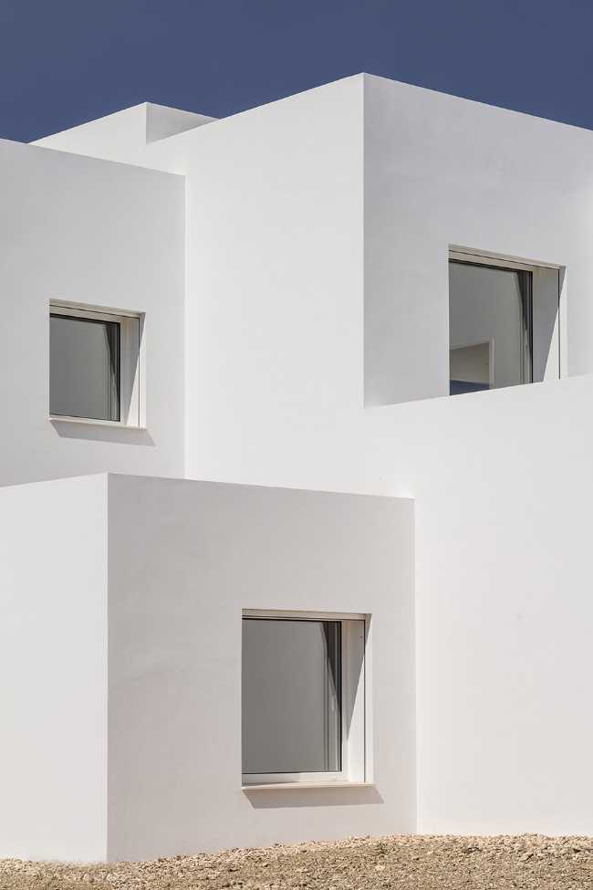 Villa Catwalk à Minorque. Une passerelle s'étendant vers des vues imprenables sur la mer et les montagnes