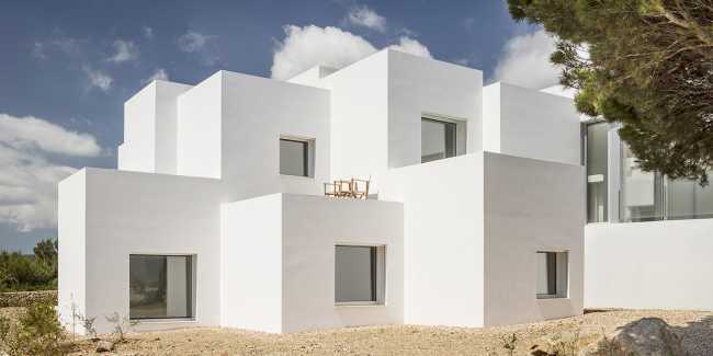 Villa Catwalk à Minorque. Une passerelle s'étendant vers des vues imprenables sur la mer et les montagnes