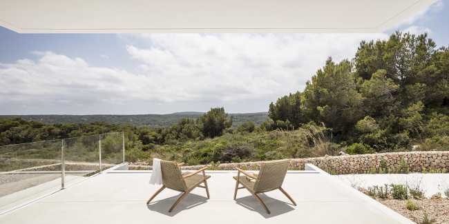 Villa Catwalk à Minorque. Une passerelle s'étendant vers des vues imprenables sur la mer et les montagnes