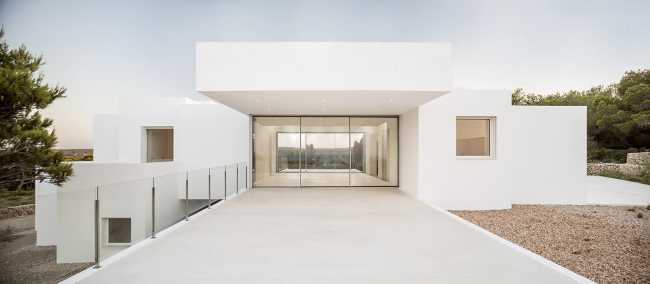 Villa Catwalk à Minorque. Une passerelle s'étendant vers des vues imprenables sur la mer et les montagnes