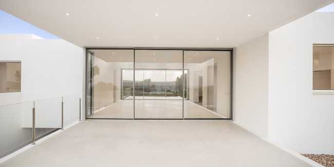 Villa Catwalk à Minorque. Une passerelle s'étendant vers des vues imprenables sur la mer et les montagnes