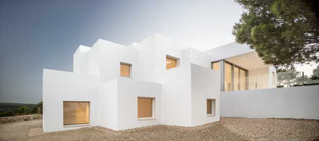 Villa Catwalk à Minorque. Une passerelle s'étendant vers des vues imprenables sur la mer et les montagnes